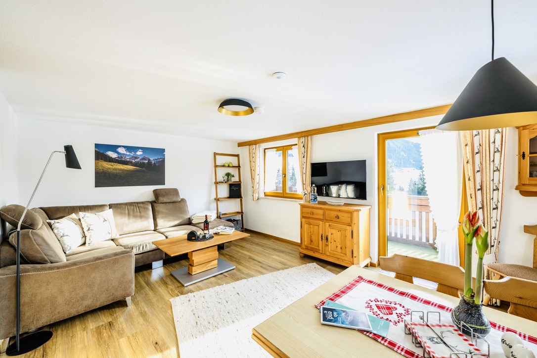  Helles Wohnzimmer mit gemütlicher Couch, großem SAT-TV & Leseleuchte und grandiosem Ausblick auf die Walser Bergwelt 