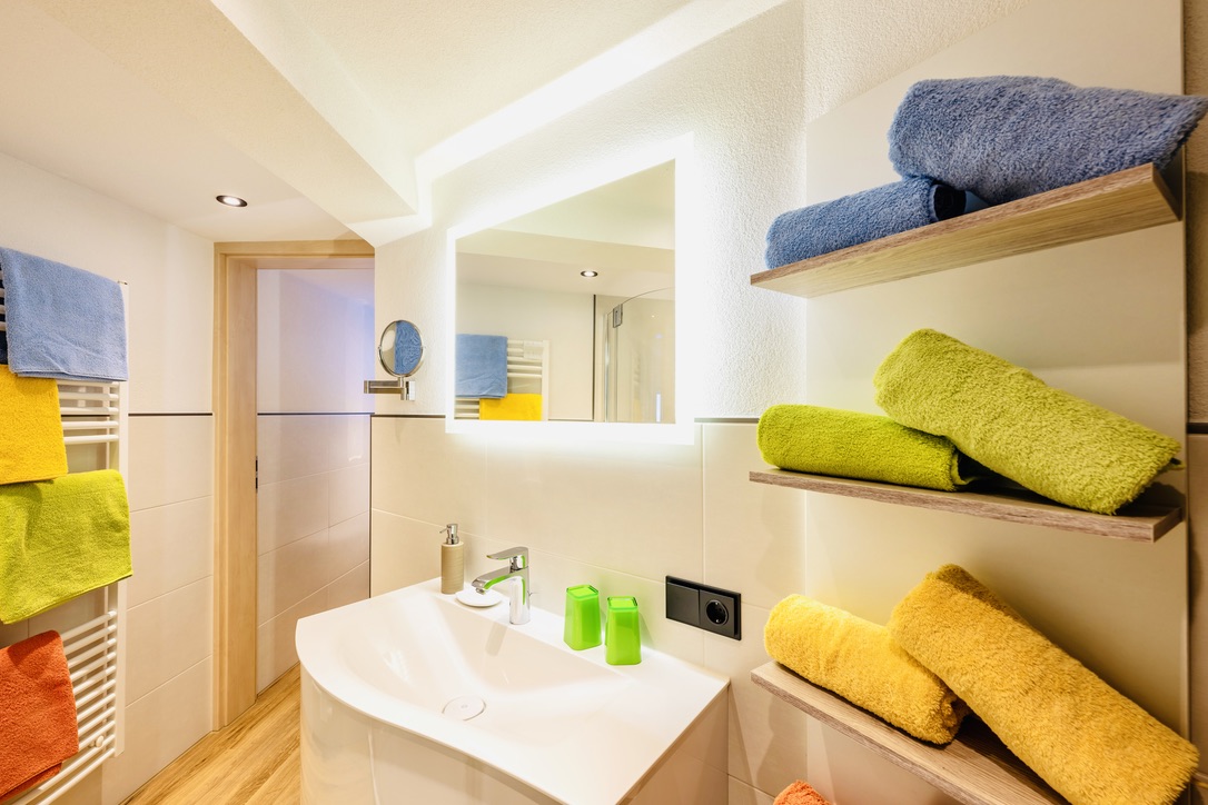  Neues Badezimmer mit Handtuchheizkörper, geräumiger Dusche, Schminkspiegel, kleinem Hocker & jede Menge Aufhängemöglichkeiten 